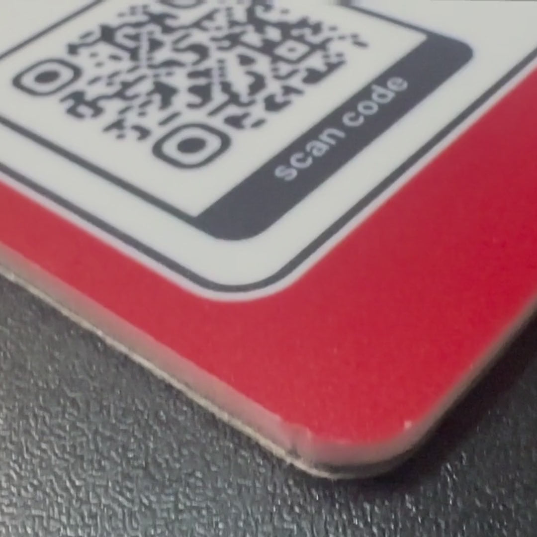 Close-up of the review plate: the edge, the printed QR code and both designs